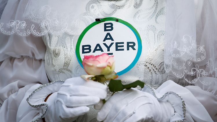 Bayer-Hauptversammlung im Mai: Eine Frau protestiert als Braut verkleidet gegen die Verbindung mit Monsanto.