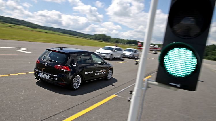 Entscheidungen soll beim autonomen Fahren die Künstliche Intelligenz treffen.