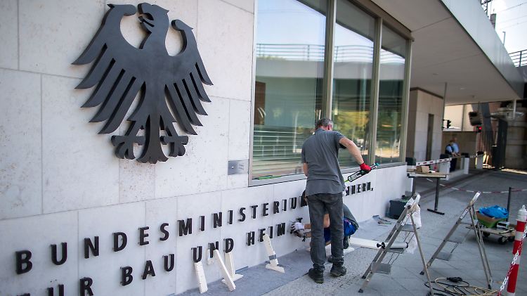 Kein "Spurwechsel": Seehofers Entwurf will stattdessen einen "Zuzug in die Sozialsysteme" ausdrücklich verhindern.