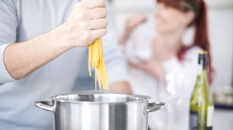Um ungekochte Spaghetti in jeweils exakt zwei Teile zu brechen, haben Wissenschaftler aus Cambridge einen Trick entdeckt.