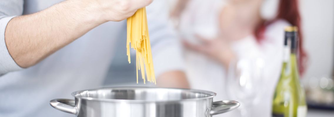 Um ungekochte Spaghetti in jeweils exakt zwei Teile zu brechen, haben Wissenschaftler aus Cambridge nun einen Trick entdeckt.