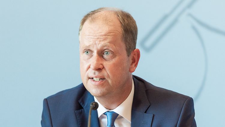 Der nordrhein-westfälische Flüchtlingsminister Joachim Stamp gibt zwar Fehler zu, will aber im Amt bleiben.