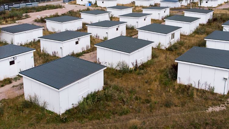 Die Holzbauten werden nicht mehr für die Flüchtlingsunterbringung gebraucht.