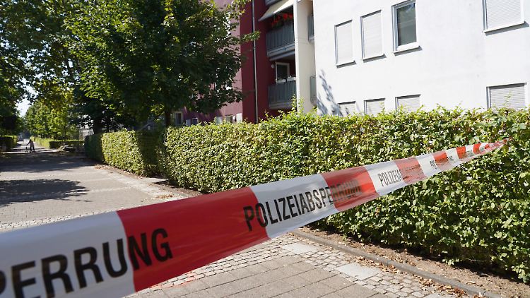 Die Polizei hat das Gebäude, in dem der Arzt erstochen wurde, weiträumig abgesperrt.
