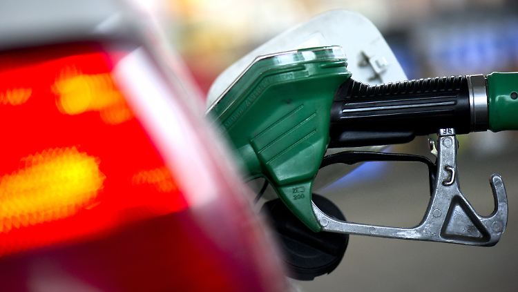 Wer Diesel tanken muss, muss derzeit so tief in die Tasche greifen wie zuletzt 2014.