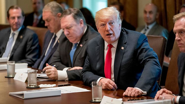 Donald Trump auf der Kabinettssitzung: "Sie wollen unseren wunderbaren Pastor festhalten."