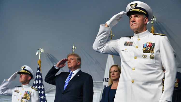 US-Präsident Trump salutiert mit Admiralen der Küstenwache.