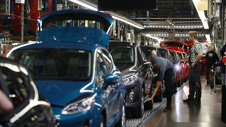 Ford-Mitarbeiter arbeiten am Fließband in der Endkontrolle an einem Fiesta.