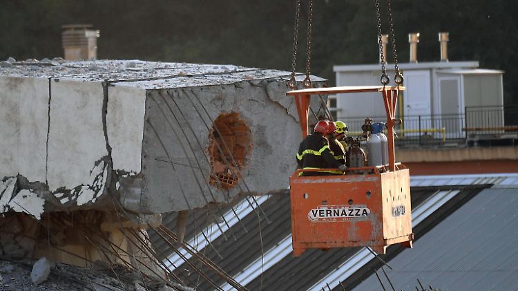Mühsame und gefährliche Rettungsarbeiten in Genua: "Wir versuchen Hohlräumen in dem Schutt zu finden."