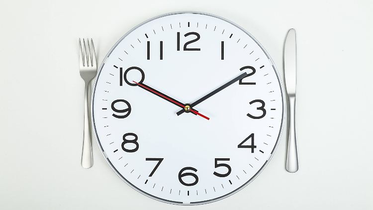 Bei der 16:8-Methode wird einfach 16 Stunden lang nichts gegessen.
