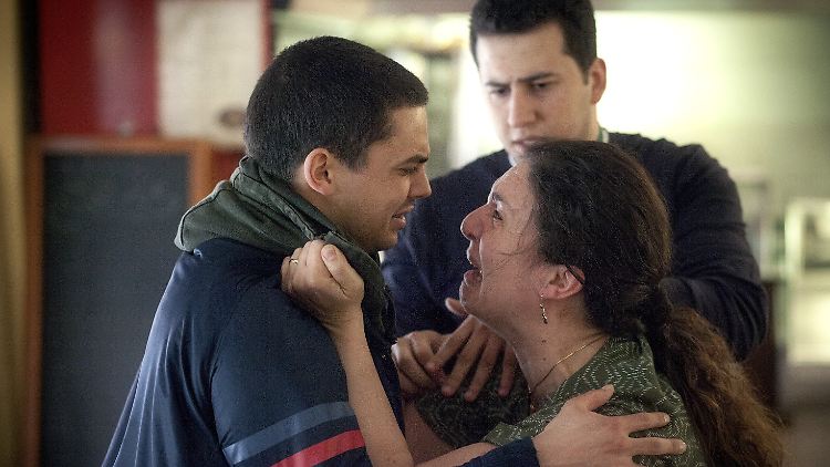 "Polizeiruf - Das Gespenst der Freiheit": Farim Koban tritt der Mutter und dem Bruder des getöteten Rayhan Sahil gegenüber.