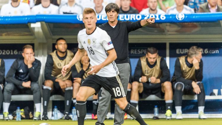 Bundestrainer Joachim Löw weiß, was er an Toni Kroos hat und freut sich über dessen Bekenntnis zum DFB.