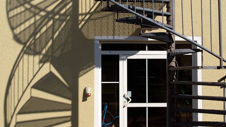 Nach einer Zwangsversteigerung gehört dem neuen Eigentümer die komplette Immobilie samt Treppe. 