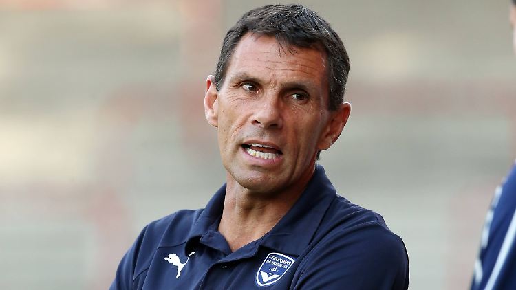 Ein Spielerwechsel bringt Gustavo Poyet mächtig in Rage.