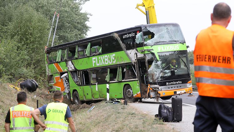 Ein Kran richtet den verunglückten Bus auf, später wird das Fahrzeug abtransportiert.