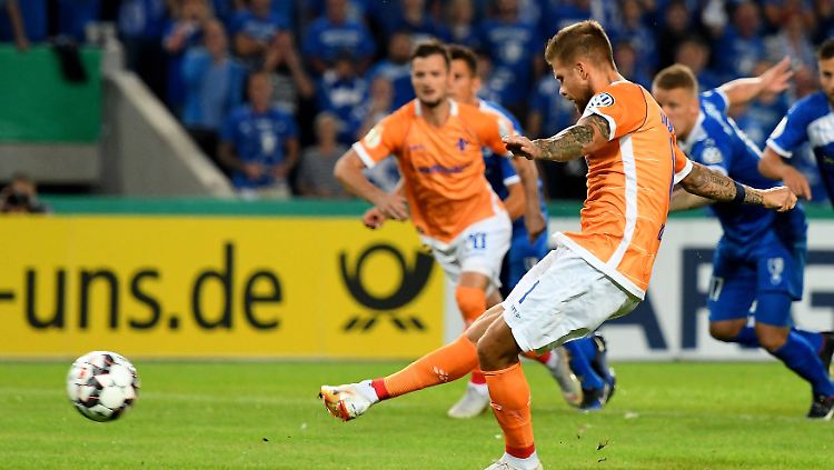 Tobias Kempe trifft vom Punkt. Das Tor reicht Darmstadt zum Einzug in die 2. DFB-Pokalrunde.