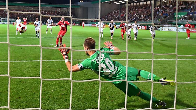 Manuel Scheffler verwandelt den Foulelfmeter sicher zum 2:1 gegen St. Pauli-Keeper Robin Himmelmann.