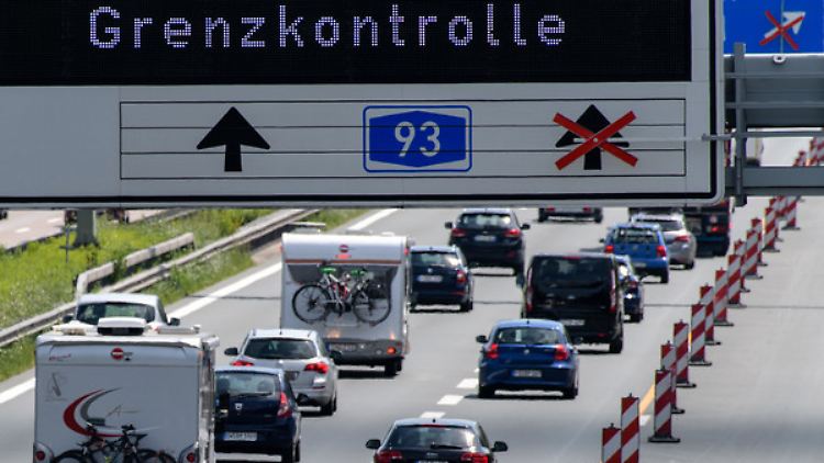 Die Grenzkontrollen sind nicht nur für private Autofahrer nervenaufreibend, sondern belasten vor allem den kommerziellen Verkehr.