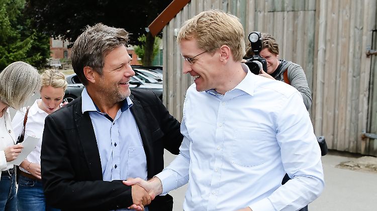 Das Bündnis mit der CDU in Schleswig-Holstein findet Grünen-Chef Habeck (l) zwar noch immer gut, aber ein Jamaika-Bündnis im Bund kommt für ihn wegen der CSU nicht infrage.