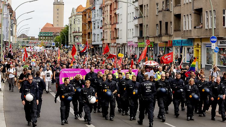 Rund 2000 Menschen beteiligten sich nach Angaben der Veranstalter an einer gegen Rechts organisierten Gegenkundgebung im westlichen Bezirk Spandau.