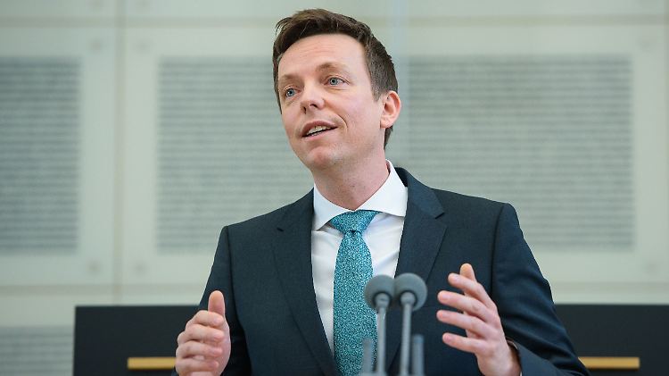 Hans will, dass "Spurwechsel"-Bewerber das gleich Verfahren durchlaufen wie alle anderen Antragssteller.