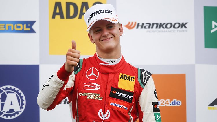 Mick Schumacher freut sich über seinen zweiten Sieg.