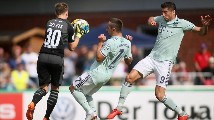 Der Keeper aus Drochtersen hält fast jeden Ball der Bayern fest.