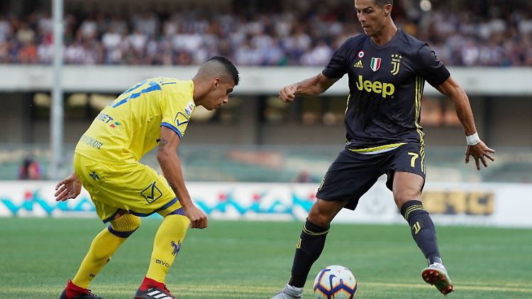 Auf sein erstes Pflichtspieltor für Juventus Turin wartet Cristiano Ronaldo (r.) noch.