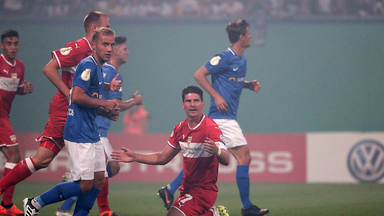 Frust im Schwabenland: Mario Gomez (M.) ärgert sich im Spiel gegen Hansa Rostock.