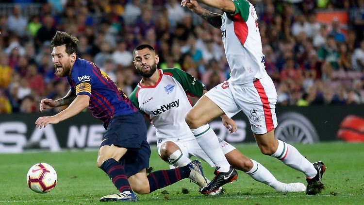 Messi im Duell mit Ruben Duarte.