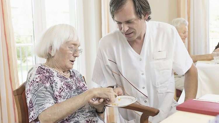 Pflegeberufe gelten als anstrengend, aber schlecht bezahlt. 