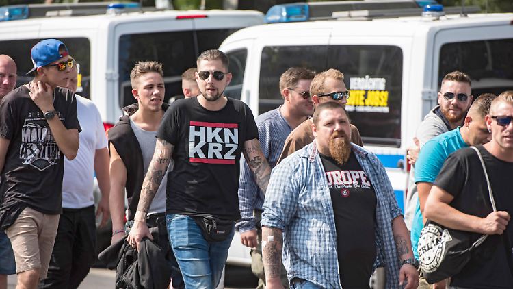 Die Neonazi-Demonstration führte vom der Vereinten Nationen in Berlin-Friedrichshain Richtung S-Bahnhof Lichtenberg. Nach Polizeiangaben waren es 680 Teilnehmer.