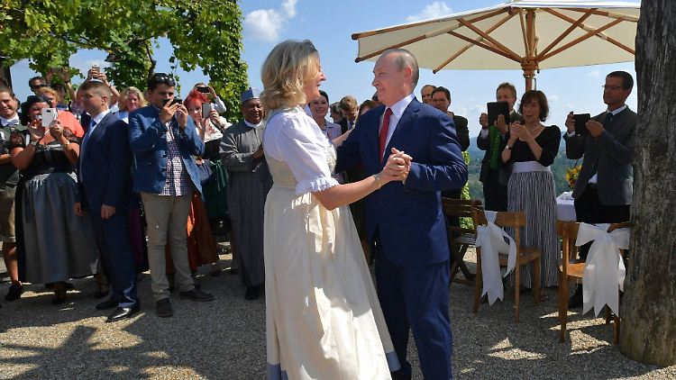 Putin tanzte auch mit der Braut. 