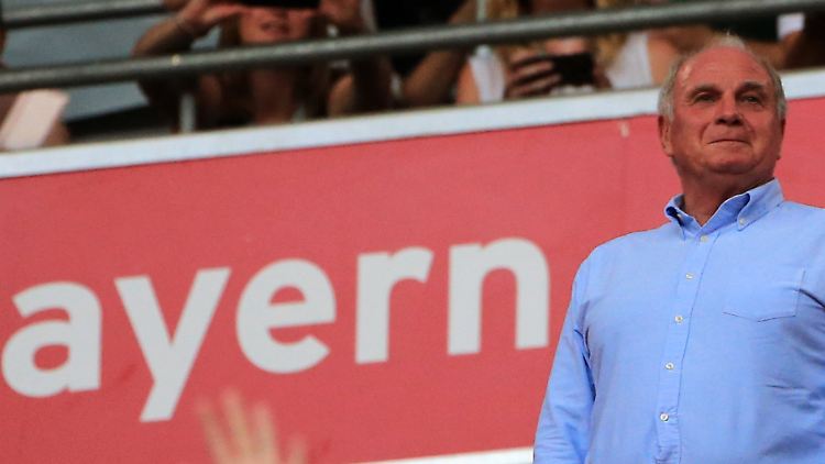 Hoeneß stellt sich den unkritischen Fragen.