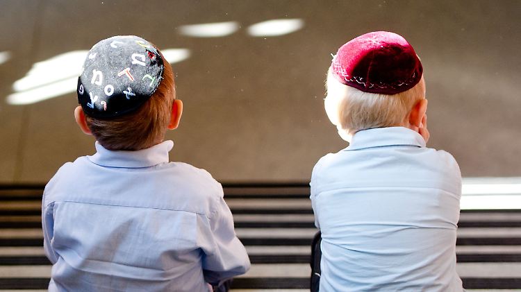 Der Präsident des Zentralrats der Juden kritisiert den "rudimentären Umgang" vieler Schulbücher mit dem Judentum.