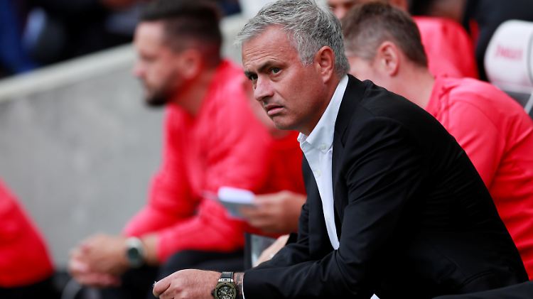 Trainer José Mourinho sitzt angefressen auf der United-Bank.