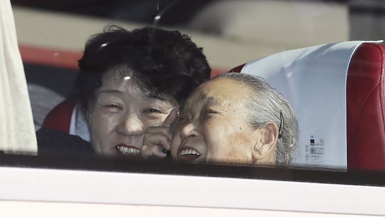 Zwei Südkoreanerinnen in einem Bus zum Wiedersehenstreffen im Mount Kumgang Resort.