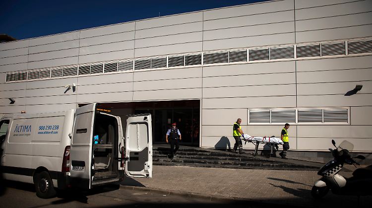 Blutiger Vorfall bei Barcelona: Gerichtsmediziner transportieren den Leichnam des Angreifer ab.