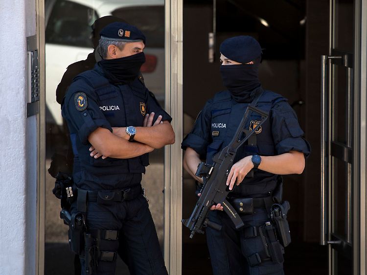 Höchste Sicherheitsstufe: Schwer bewaffnete Einsatzkräfte der katalanischen Polizei sichern den Tatort bei Barcelona ab.