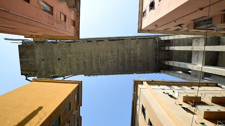 Bedrohliches Mahnmal einer Katastrophe: Nach dem Einsturz eines der dreo Pfeiler überragen die Überreste der Morandi-Brücke die evakuierten Wohnhäuser in Genua.
