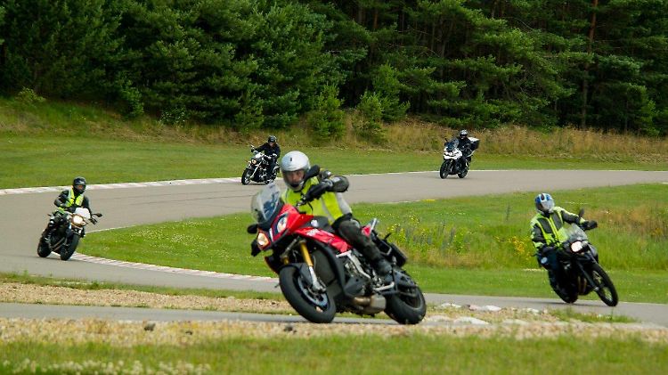 Die größten Probleme sehen viele Biker beim Kurvenfahren.