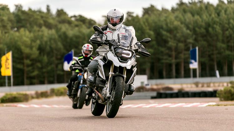 Wer wissen will, wie sein Motorrad bei einer Vollbremsung reagiert, muss es ausprobieren. Aber besser nicht im Straßenverkehr.
