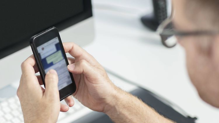 Die Online-Durchsuchung erlaube es "dem Menschen beim Denken zuzuschauen", bemängelt der Verfahrensbevollmächtigte Nikolaos Gazeas.