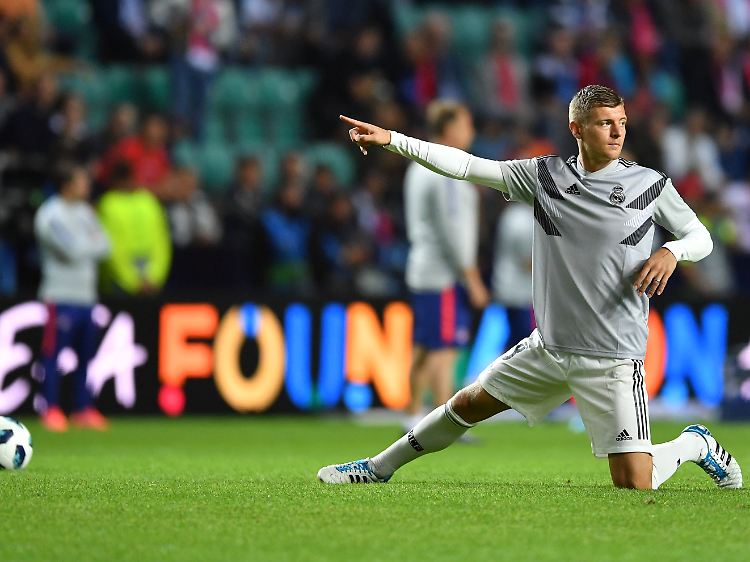 Toni Kroos ist von der Uefa als einer von drei Kandidaten für die Wahl zum besten Mittelfeldspieler der vergangenen Champions-League-Saison nominiert worden.