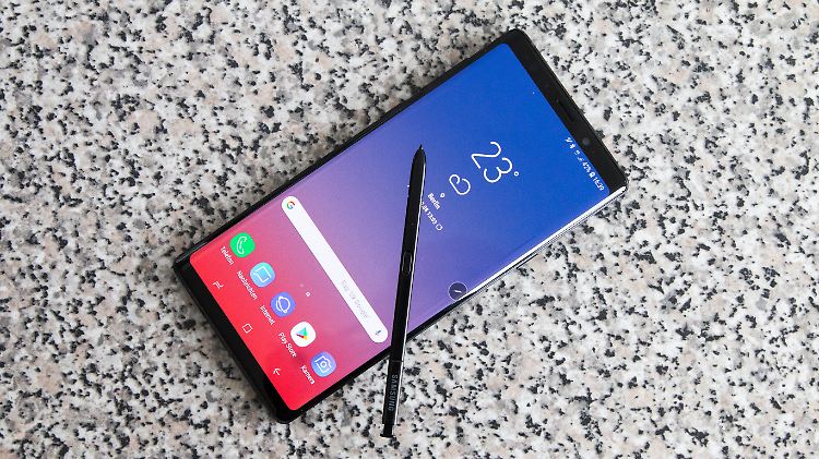 Das hervorragende Display ist 6,4 Zoll groß.