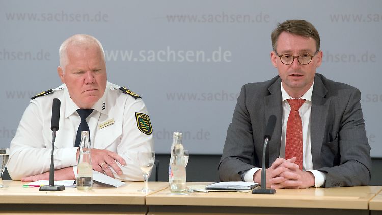 Sachsens CDU-Innenminister Roland Wöller (r.) und Dresdens Polizeipräsident Horst Kretzschmar weisen die Vorwürfe der Behinderung von Reportern zurück (Archivbild).