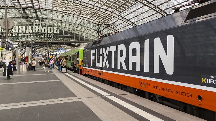 Auf den Strecken Stuttgart-Berlin und Köln-Hamburg fährt auch Flixtrain - das soll auf bahn.de aber nicht immer angezeigt werden.
