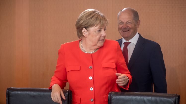 Merkel möchte soziale Sicherheit auch nach 2025 gewährleisten. Auf die Pläne von Scholz reagiert sie aber verhalten.