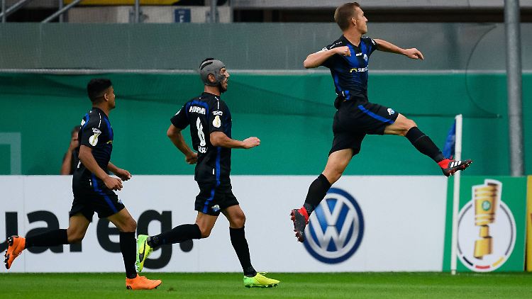 Uwe Hünemeier hebt nach zwei Treffern gegen Ingolstadt ab.