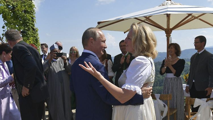 Österreichs Außenministerin tanzt auf ihrer Hochzeit nicht nur mit ihrem Mann - sondern auch mit Putin.